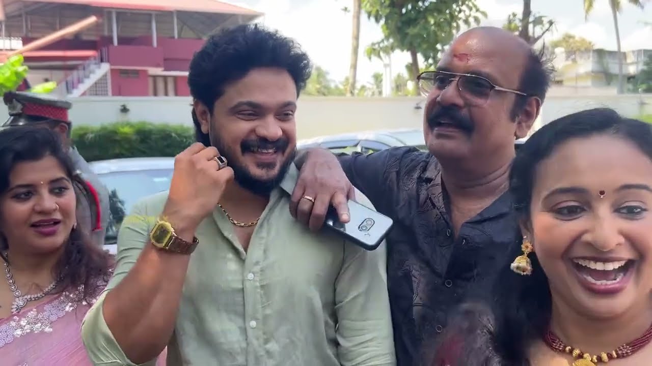 ചെമ്പനീർ പൂവിലെ ശ്രീകാന്തിനെ ആശംസകൾ ആയി കൂട്ടുകാർ