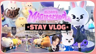 (eng) STAY VLOG | ‘𝑺𝑲𝒁𝑶𝑶’𝑺 𝑴𝑨𝑮𝑰𝑪 𝑺𝑪𝑯𝑶𝑶𝑳’ • 스키즈 팝업&카페 후기 | 스테이 덕질 브이로그