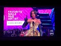 Kelly Rowland tells the audience to chill out while an acceptance speech for Chris Brown AMA’s 2022