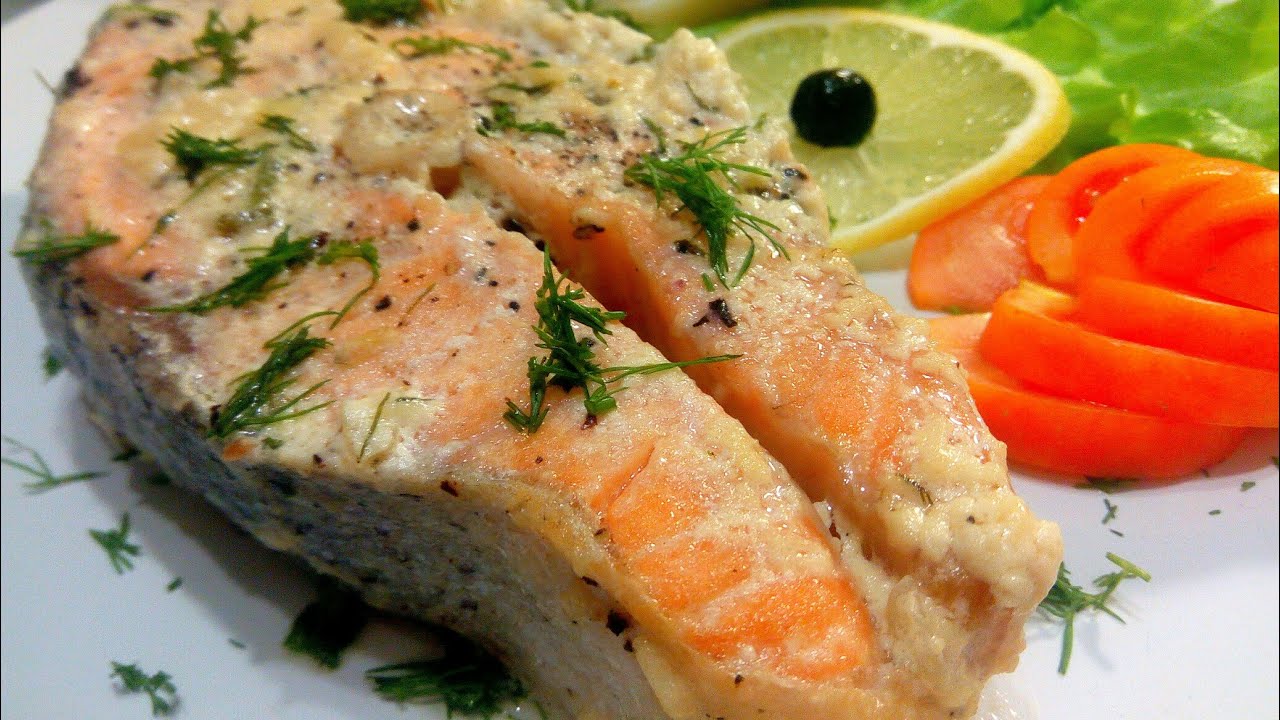 Рецепт приготовления горбуши с овощами. Лосось рыба филе. Рыба горбуша стейки. Соус к семге. Форель в сливочном соусе.