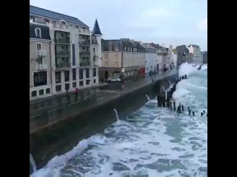 عارف بتعمل فيه اي كلمة حبيبي