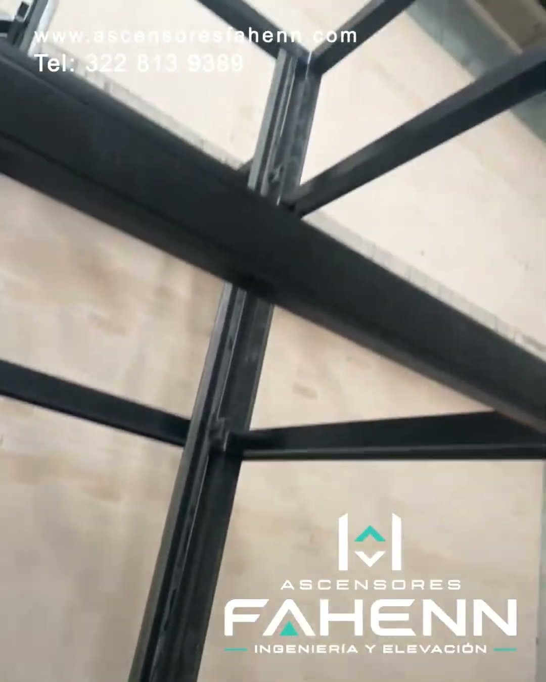 Miniatura: Sistema hidráulico y estructura metálica para elevador industrial; referencia visual del proyecto para conocer su diseño y aplicación en movilidad vertical.