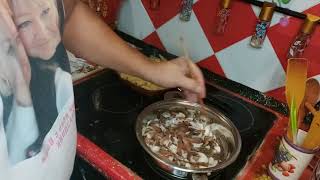 видео: Собираем и готовим гриб печеночник, он же тещин язык в сметане с жаренной картошечкой. Видеорецепт. картинка: Собираем и готовим гриб печеночник, он же тещин язык в сметане с жаренной картошечкой. Видеорецепт.