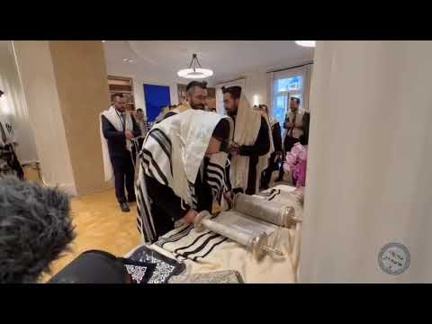 ראש הישיבה הגרמ״ה הירש בתפילת שחרית בבית האכסניה בצרפת