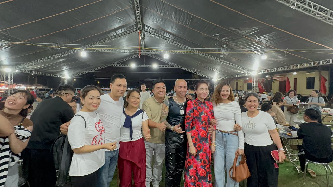 CHẬT KÍN KHÁCH NGÀY GIỖ TỔ BÀ CHÚA KHO NHIỀU NGƯỜI ĐẾN ĂN THẮNG CỐ XẾP HÀNG DÀI 