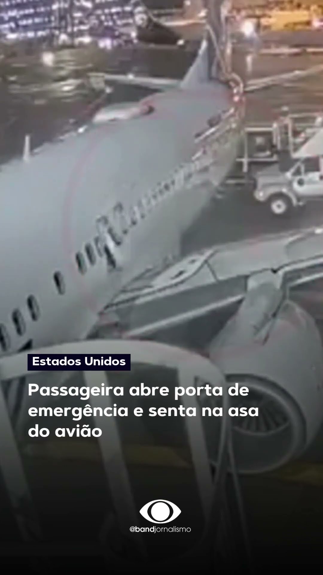 Passageira abre porta de emergência e senta na asa do avião