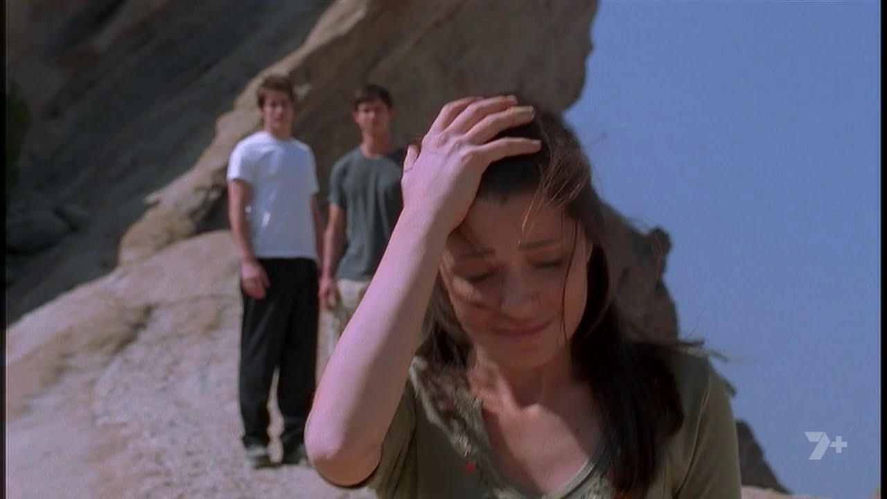 Roswell (1999) 1x22 - It Has Begun