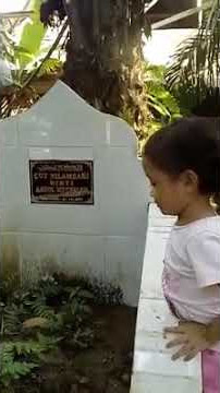 Anak kecil di makam ibu ny..