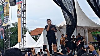 Penonton Ambyar Di Gresik DENNY CAKNAN Menyayikan (Cundamani)