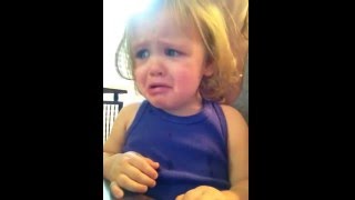 Video thumbnail of "Bezcenna reakcja dziewczynki na piosenkę ślubną swoich rodziców/Baby cries at parent's wedding song"
