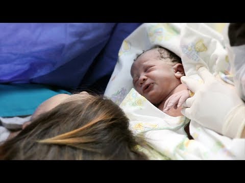 Видео: Кати Пери помага на сестра си да роди бебето си