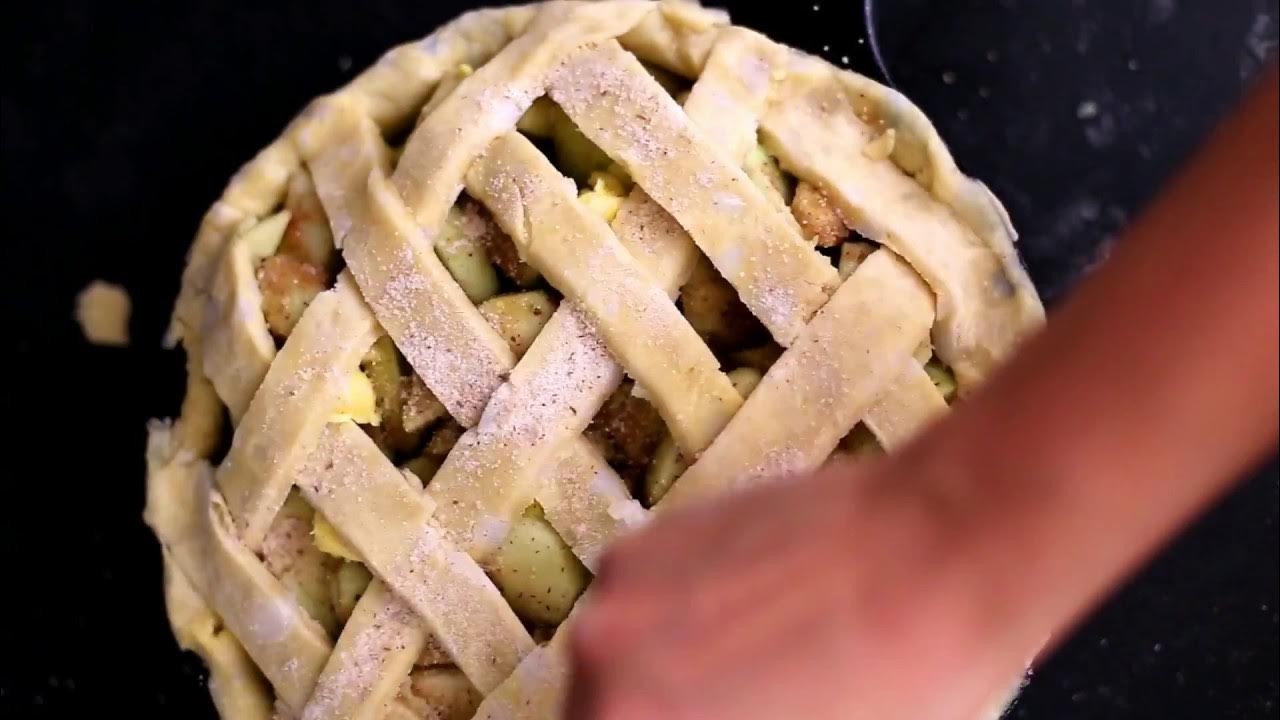 Apple Pie in a Lodge Cast Iron Pie Plate (Unboxing Review) 