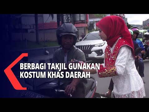 Berbagi Takjil Gunakan Kostum Khas Daerah