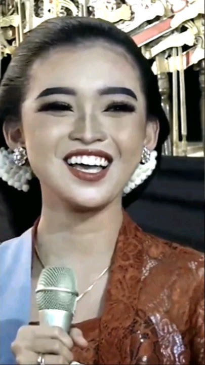 FUNNY moments of the beautiful singer Umi Hafifah