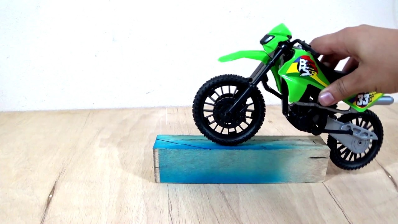 Moto de brinquedo que faz barulho de verdade - Moto preta 