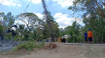 CẬN CẢNH XÁNG DÂY ĐANG MÚC ĐẤT VÉT KÊNH .