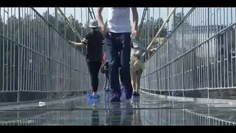 Tourists brave first glass bottom bridge in China