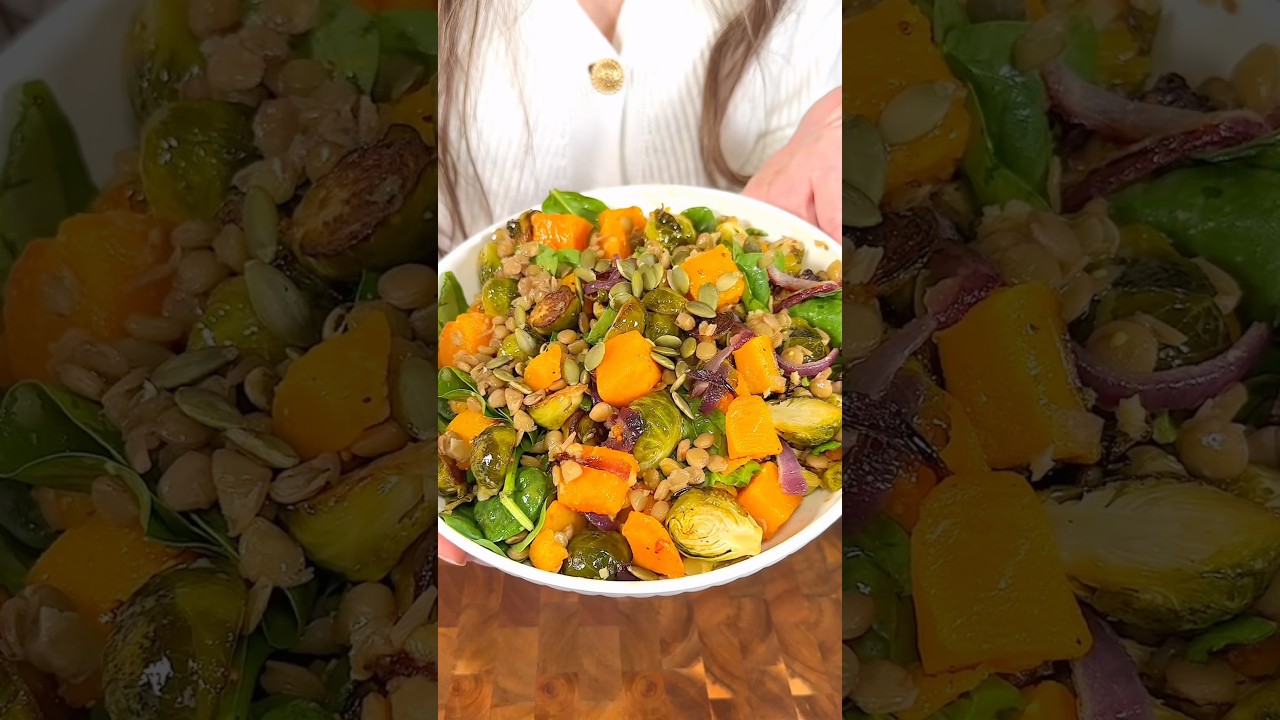 This is my most requested Thanksgiving Salad! 🥗