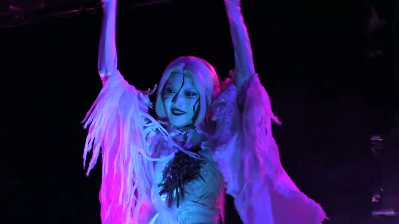 20230916-2120ホラーナイト　ゾンビデダンス：グラマシー　右サイドから綺麗な白ゾンビちゃんのダンスを狙ってみた