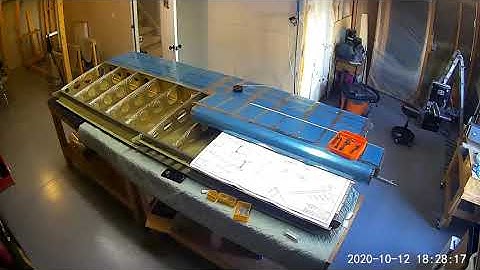 Mounting the right aileron - RV-7