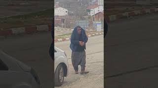 Kahraman modunu açmış⚡!Kimi şemsiyeye sığınır, Hamdi kendi dünyasınınneşesine...