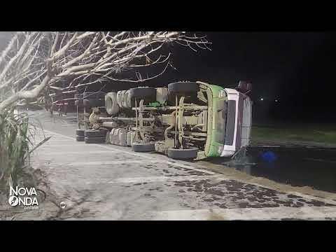 Caminhão carregado com sucata tomba na rodovia que liga Aracruz a Ibiraçu