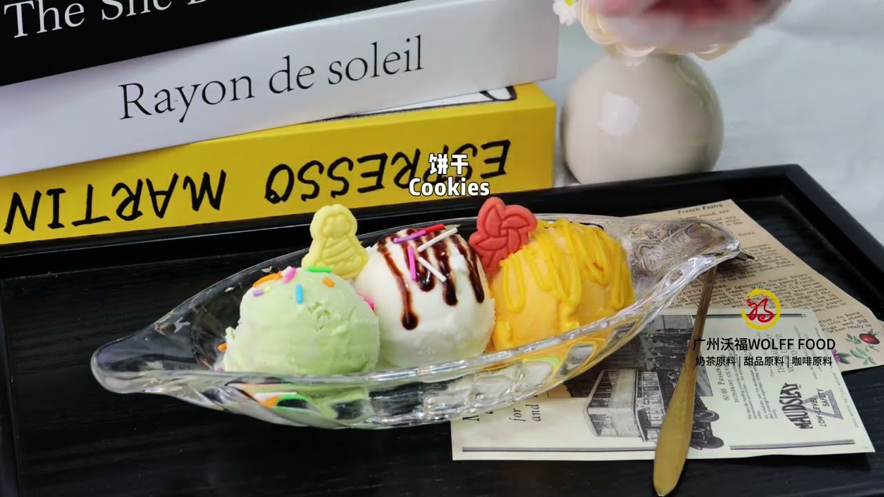 Three-color ice cream boat. 