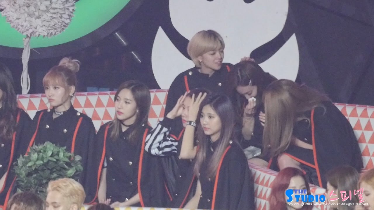 161119 트와이스 수상 후 우는 나연 달래주는 정연 직캠 TWICE Nayeon Jeongyeon fancam [멜론뮤직어워드 MMA] by Spinel