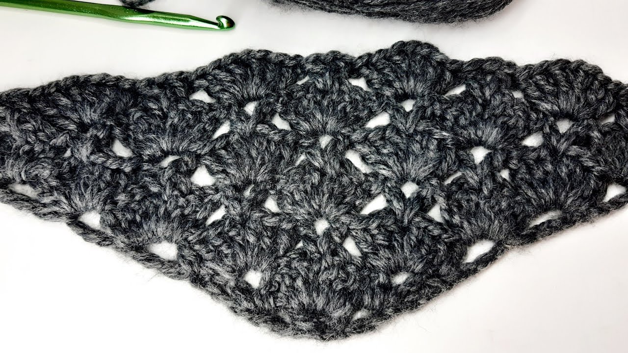 كروشيه غرزه سهله لعمل شال مثلث بخيط سميك crochet triangle shawl with easy stitch and heavy thread