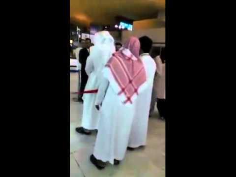 خاص لحظة توجه الشيخ توفيق الصائغ إلى مدرج الطائرة