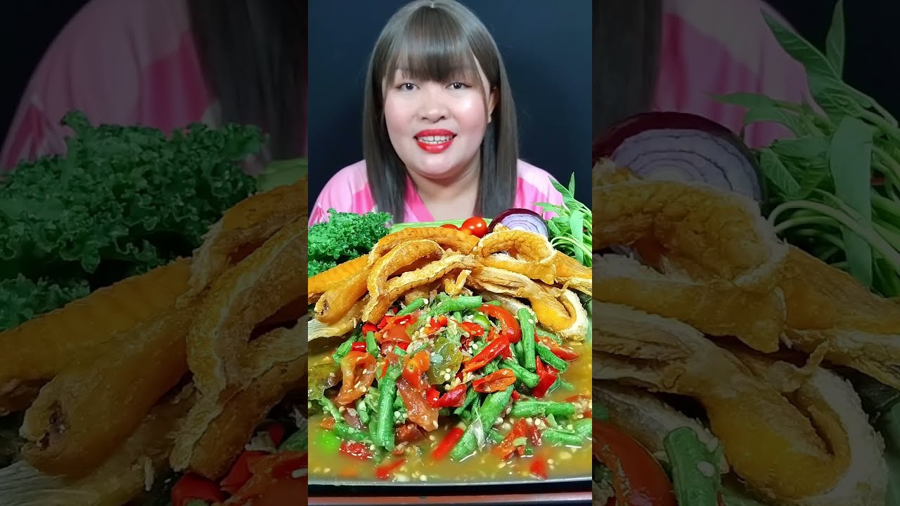 ท้องแซลมอนทอดกรอบๆกินกับตำถั่วเผ็ดๆแซ่บๆกับผักสดกรอบๆอร่อยสุดๆ @ตั้งใจกิน