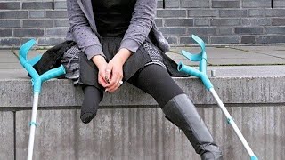 The Beautiful Woman With Short Legs Walks With An Artificial Leg To Compensate For Her Short Leg