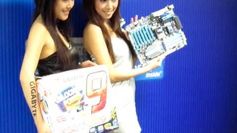 HG - Computex 2010 - Gigabyte Chicks with The GA-X58A-UD9 Motherboard