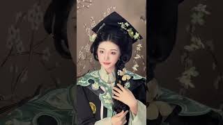 youthful green#Graduation Makeup and Styling#Cloud-shouldered academic gown#diy Flower-ado