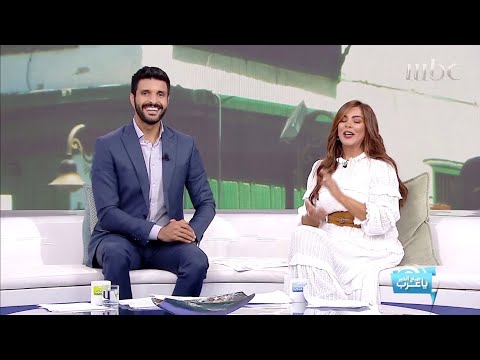 لفنانة التشكيلية علياء البازعي تطوع القهوة وتمزجها بشكل يقدم أجود اللوحات الإبداعية