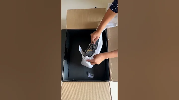 Got My Mom Her First Luxury Bag 👜😁| #michaelkors #unboxing | Michael Kors Handbag Unboxing #shorts