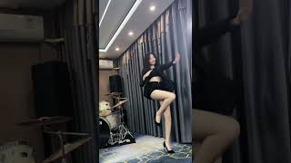 Bellissima sexy ragazza cinese balla con pantaloncino + belle gambe