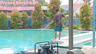 Proses Pembersihan Lantai Kolam Renang