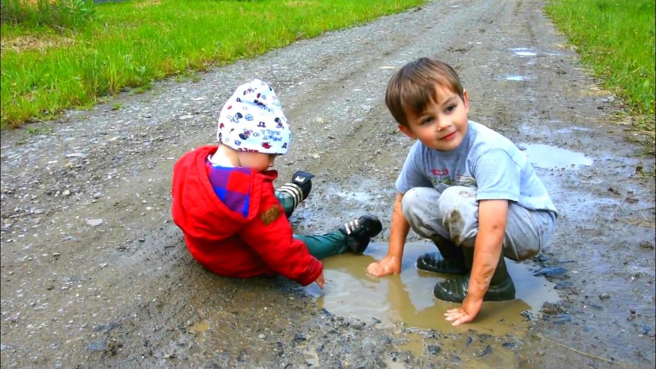 Мальчик в луже. Ребенок в луже. Лужа летом. Счастливый ребенок в луже. Плескаться в луже.