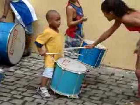Analyst in terms of Cape suonare il tamburo per un bimbo è irresistibile - YouTube