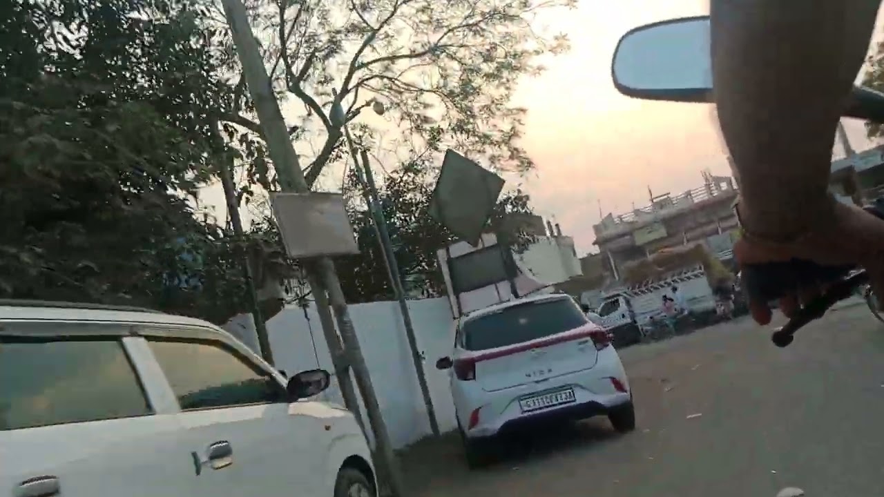 આજે અંમે બજારમાં આવી ગયા વસ્તુ લેવ 🙏👍🚩🇮🇳