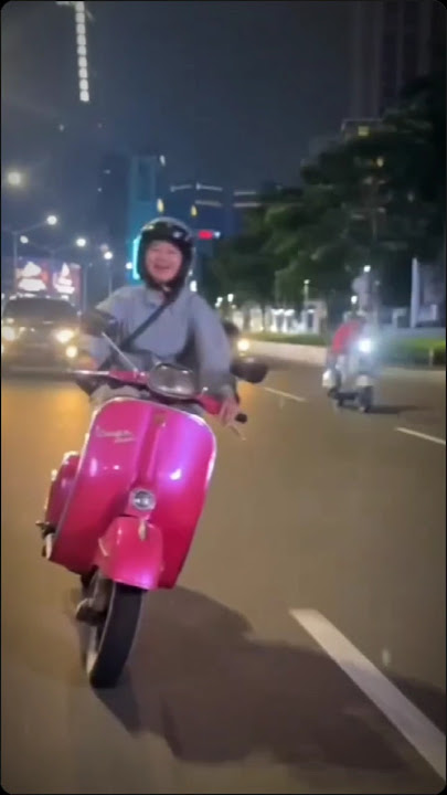 Pesona cewe cantik naik vespa #vespa #klasik #cantik #shorts
