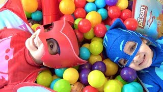 Pijamaskeliler top havuzundan hangi sürpriz yumurtaları buluyor? Toybox Ozmo LOL Bebek Kinder Joy