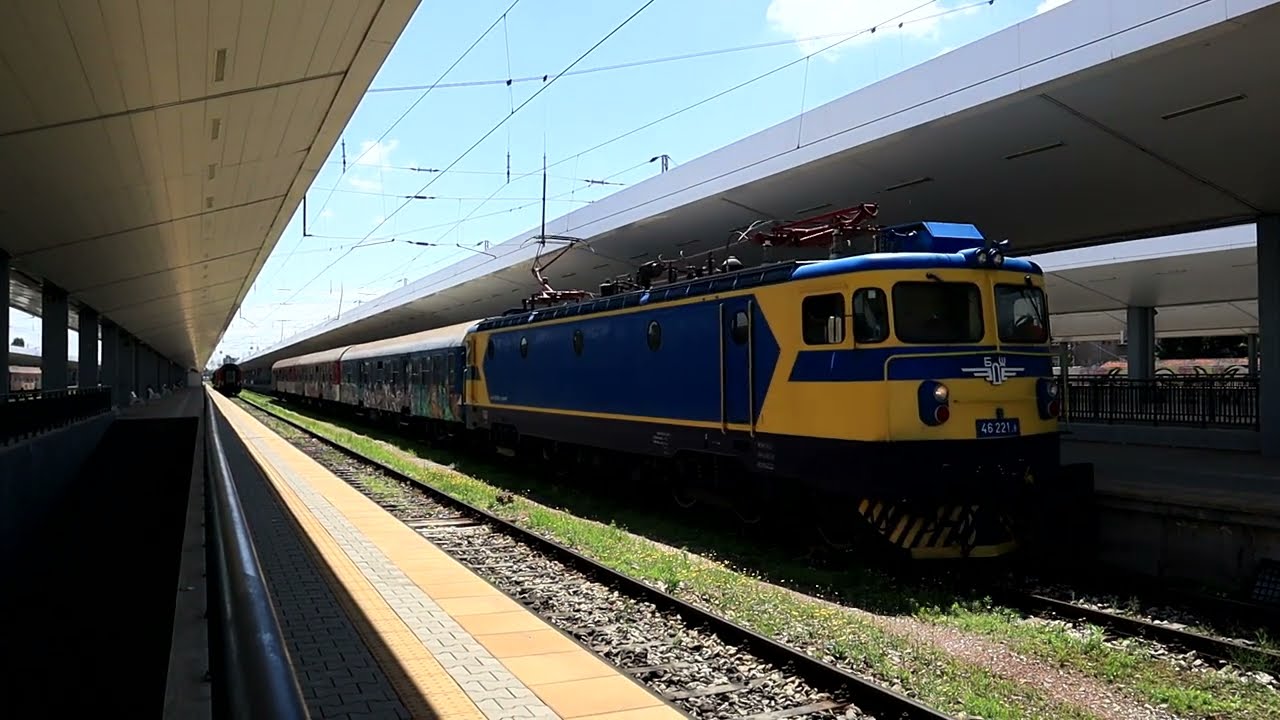 Бързите влакове 2610 и 5623 с машини 80 038 и 46 221, уловени на столичната ЖП гара...