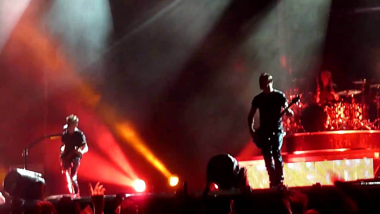 Muse Hysteria (Live Bassendean Oval, Perth 2010) YouTube