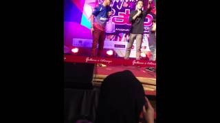 Yaeesh on stage with Aaron Aziz jelajah ABPBH 2012 at galle