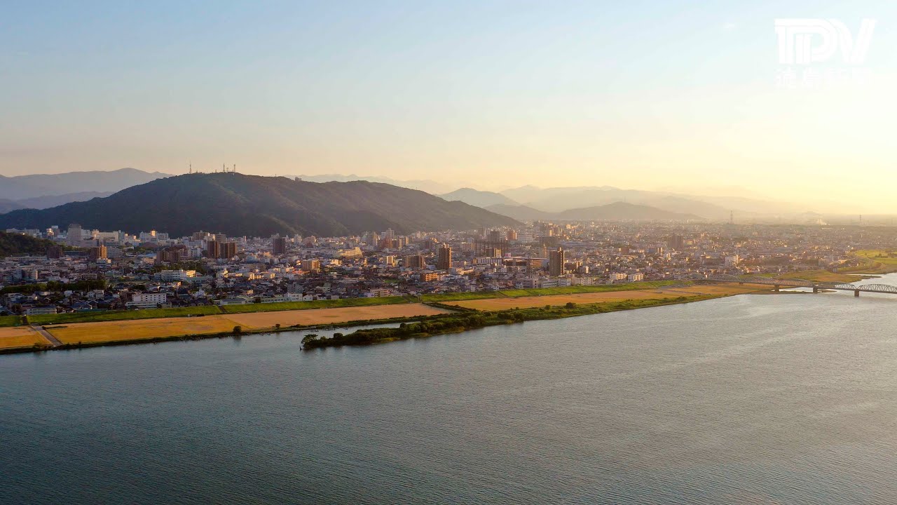 空からとくしま 夕日に映える雄大な眉山（徳島市中心部） - YouTube