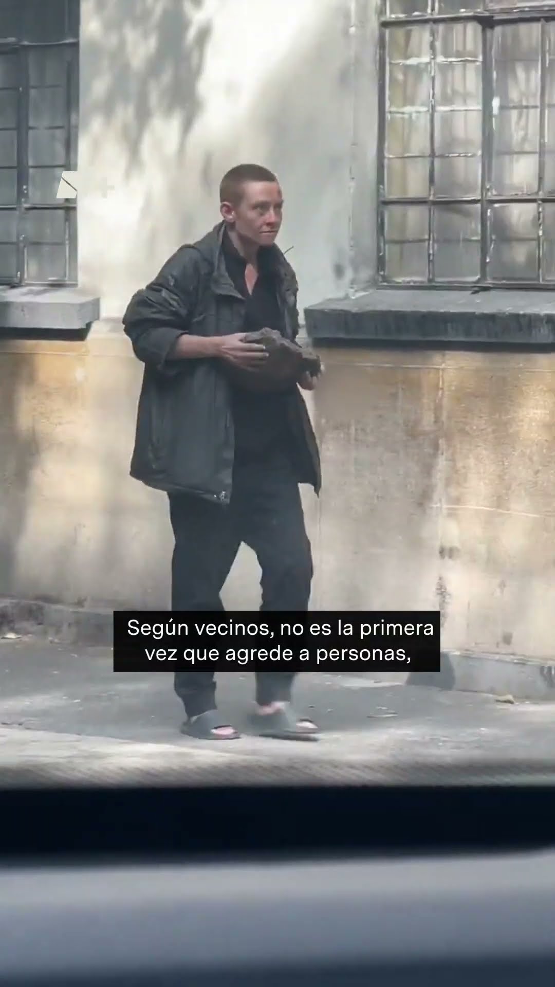 Captan a extranjera en la Condesa arrojando enorme piedra a hombre - N+ #shorts
