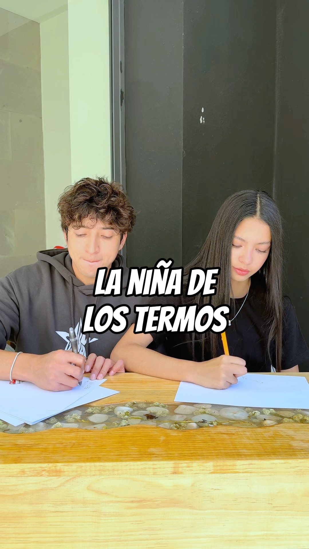 LA NIÑA DE LOS TERMOS ? @seleneguzmanh
