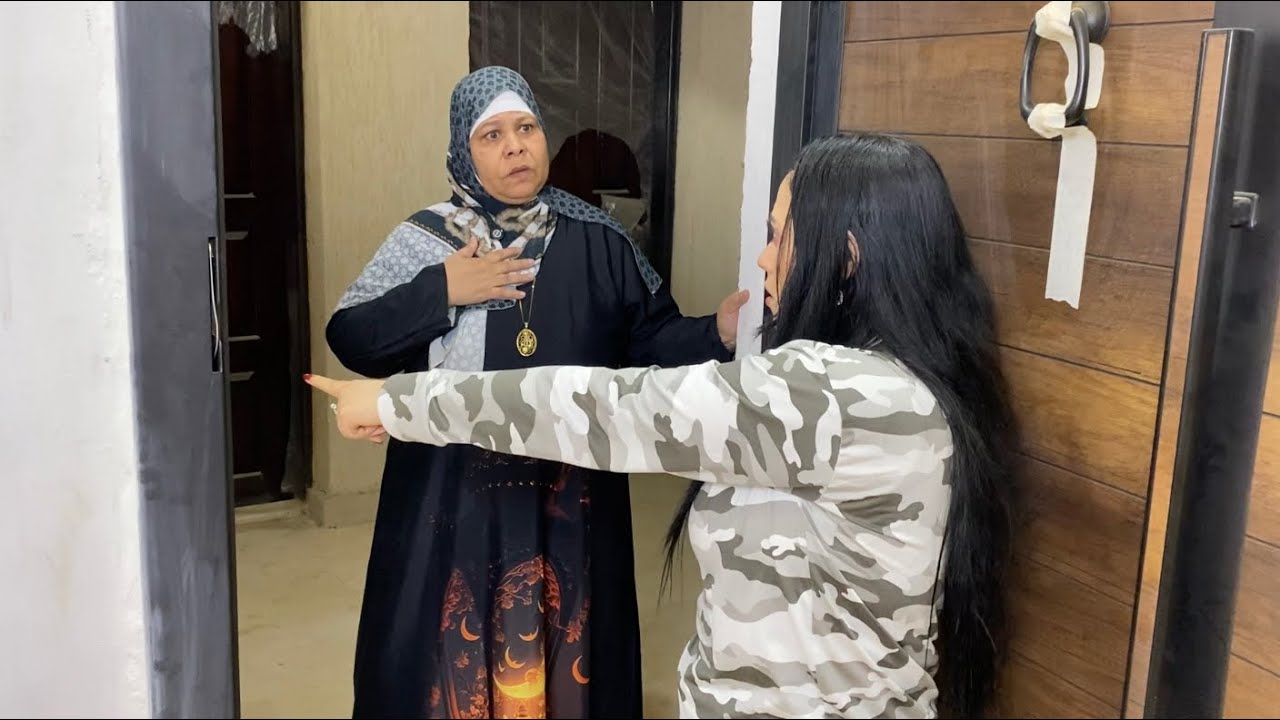 شوفو الزوجه طردت حماتها اول لما دخلت وقفلت الباب في وشها  ، شوفو حصل إيه !